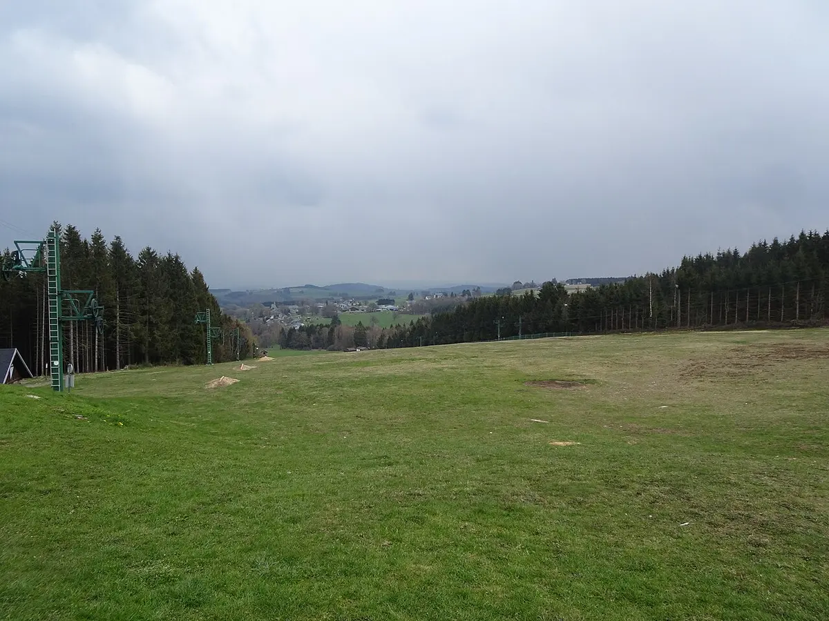De skipiste van Baraque de Fraiture in het voorjaar