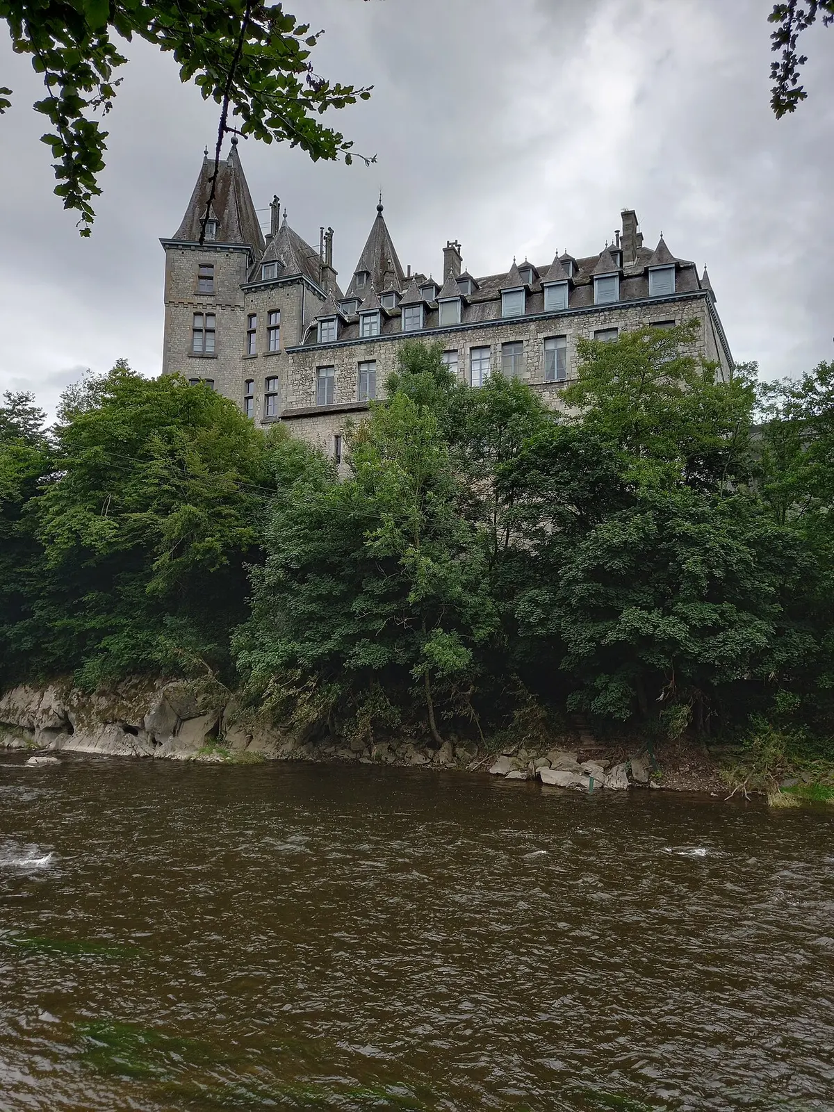 Het kasteel van Durbuy aan de rivier de Ourthe