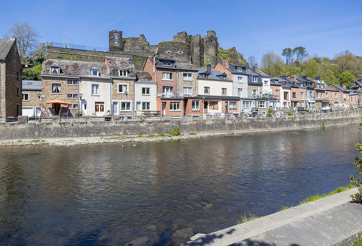 De middeleeuwse kasteelruïne van La Roche-en-Ardenne boven de Ourthe